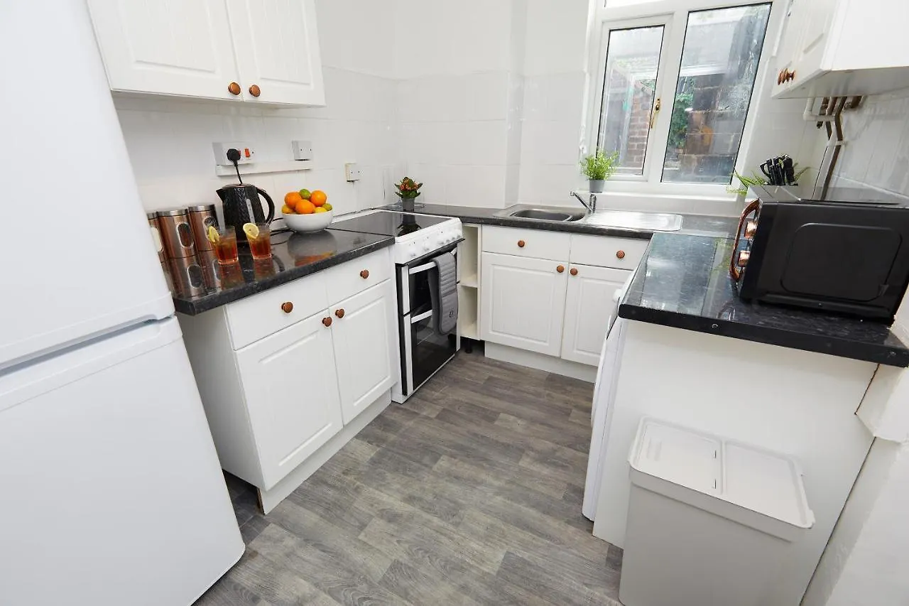 Your Sheffield Stays - Spacious 5 Bedroom House 0*,  Birleşik Krallık